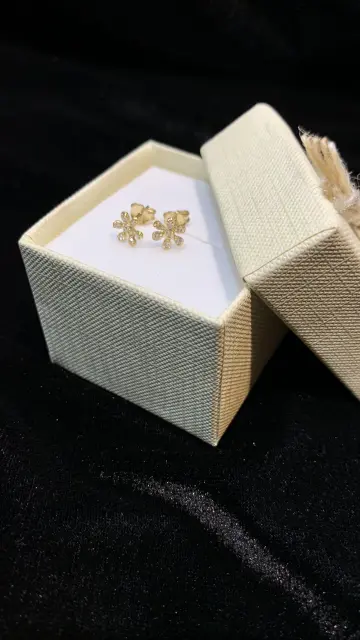حلق ذهب عيار 18 من Ammar Gold
