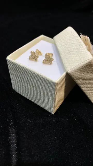 حلق ذهب عيار 18 من Ammar Gold