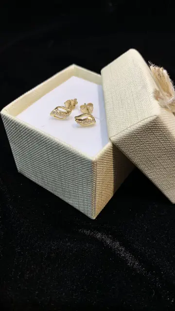 حلق ذهب عيار 18 من Ammar Gold
