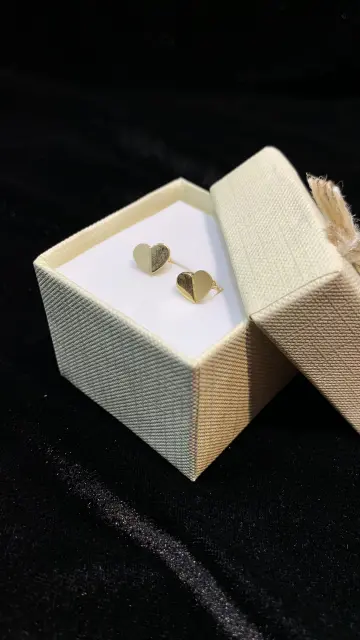 حلق ذهب عيار 18 من Ammar Gold
