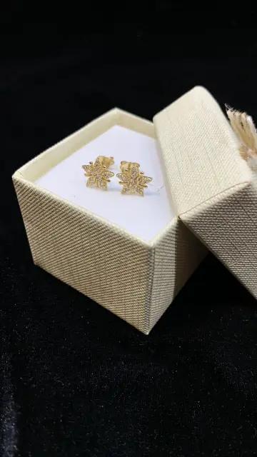 حلق ذهب عيار 18 من Ammar Gold